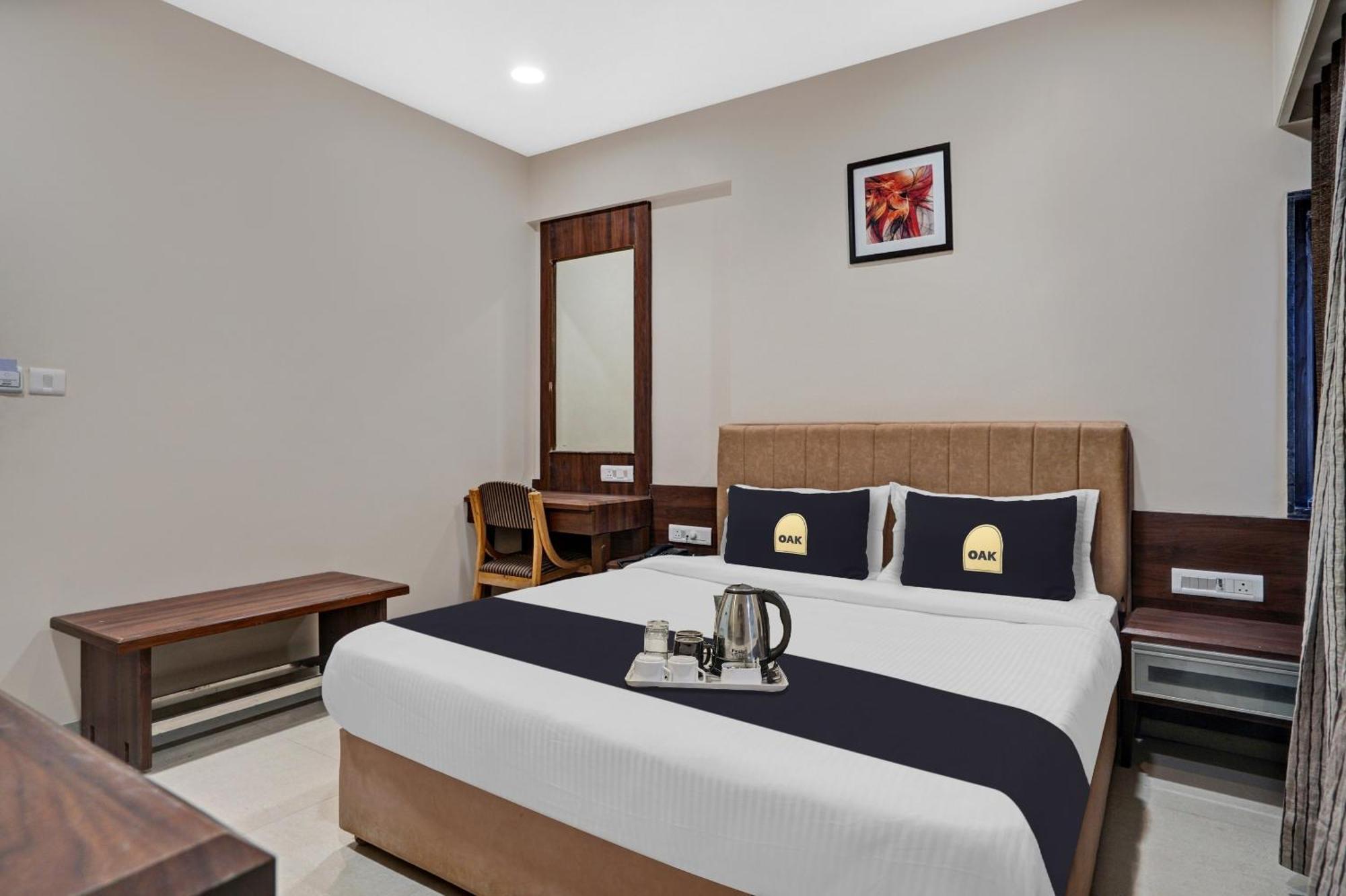 Clubhouse Hotel Raajpath Vadodara Eksteriør billede