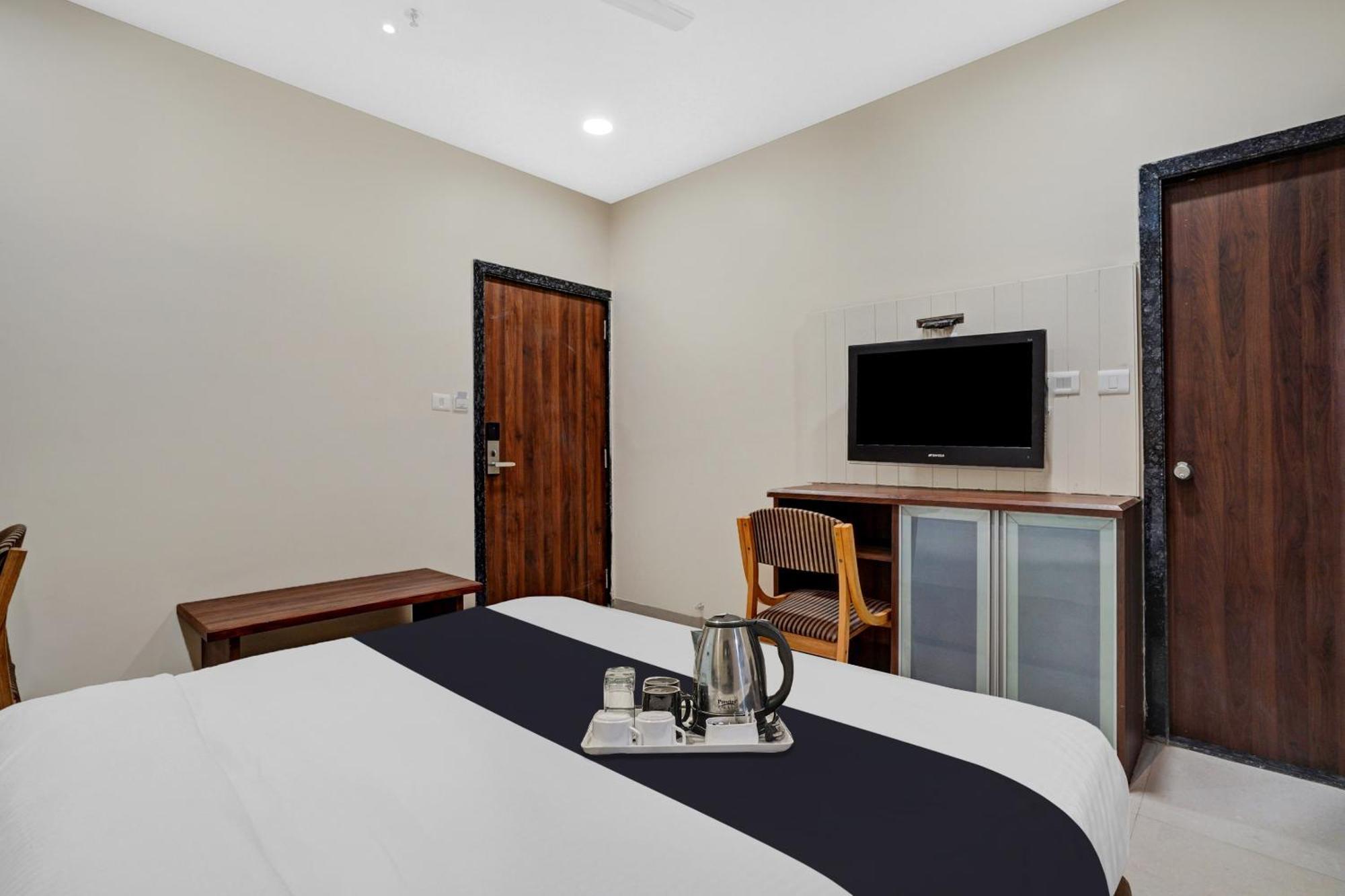 Clubhouse Hotel Raajpath Vadodara Eksteriør billede