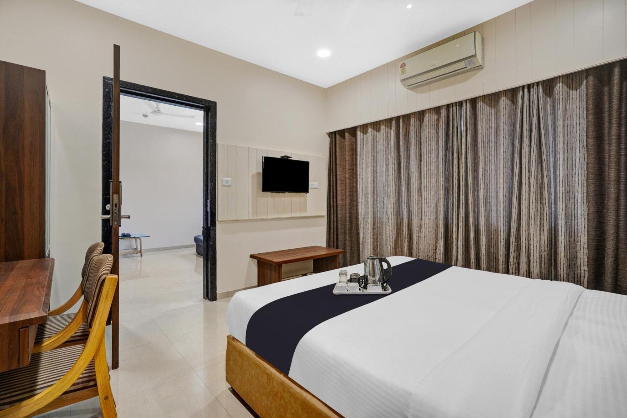 Clubhouse Hotel Raajpath Vadodara Eksteriør billede