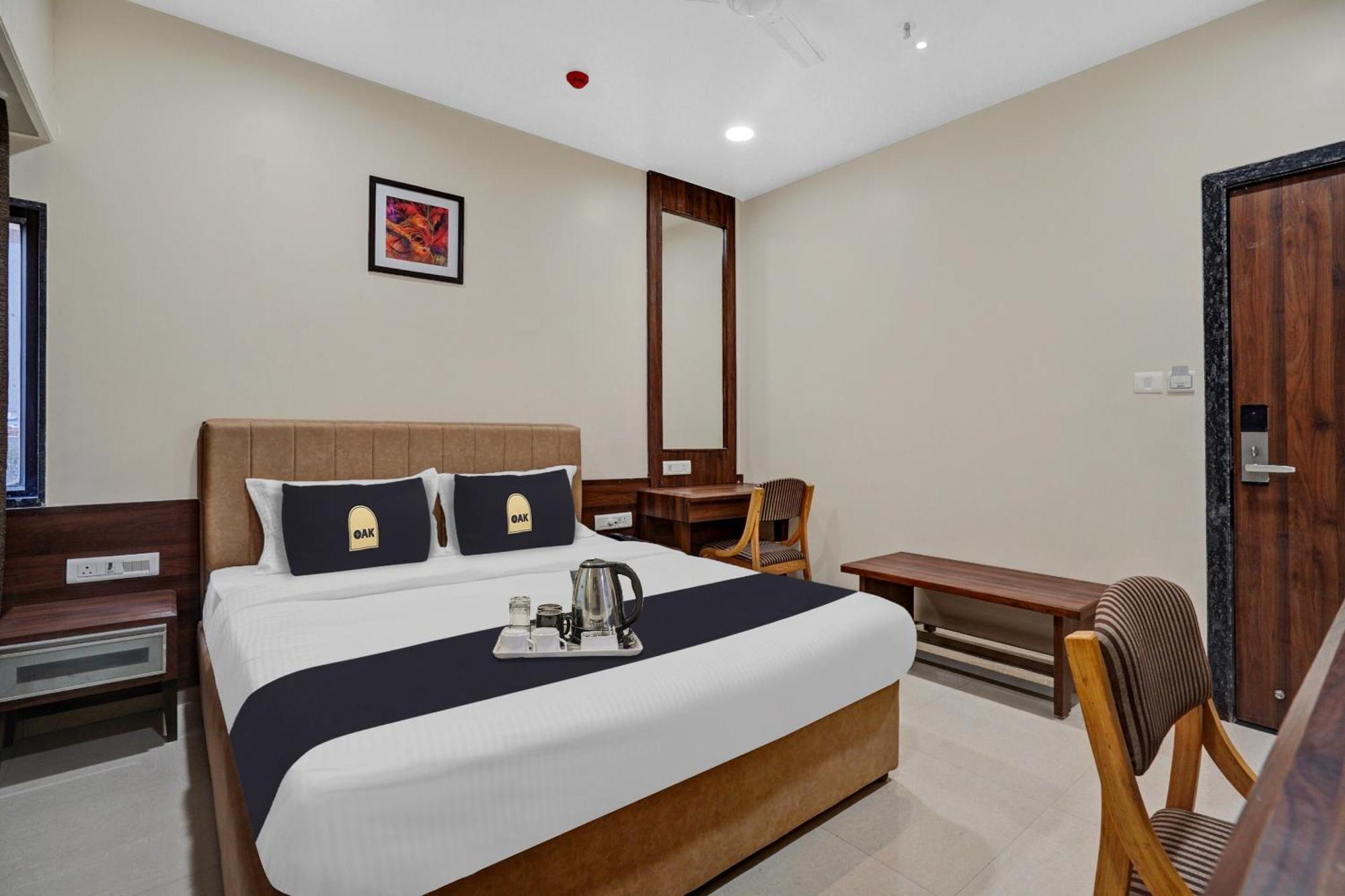 Clubhouse Hotel Raajpath Vadodara Eksteriør billede