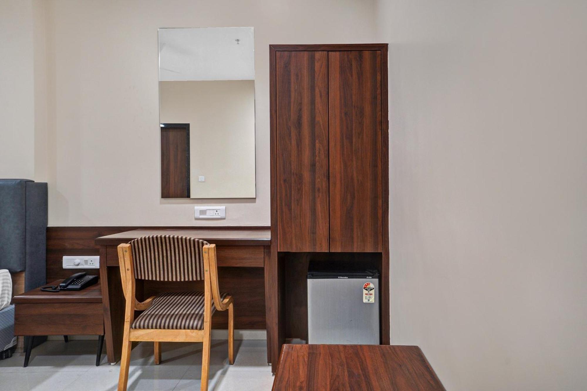 Clubhouse Hotel Raajpath Vadodara Eksteriør billede