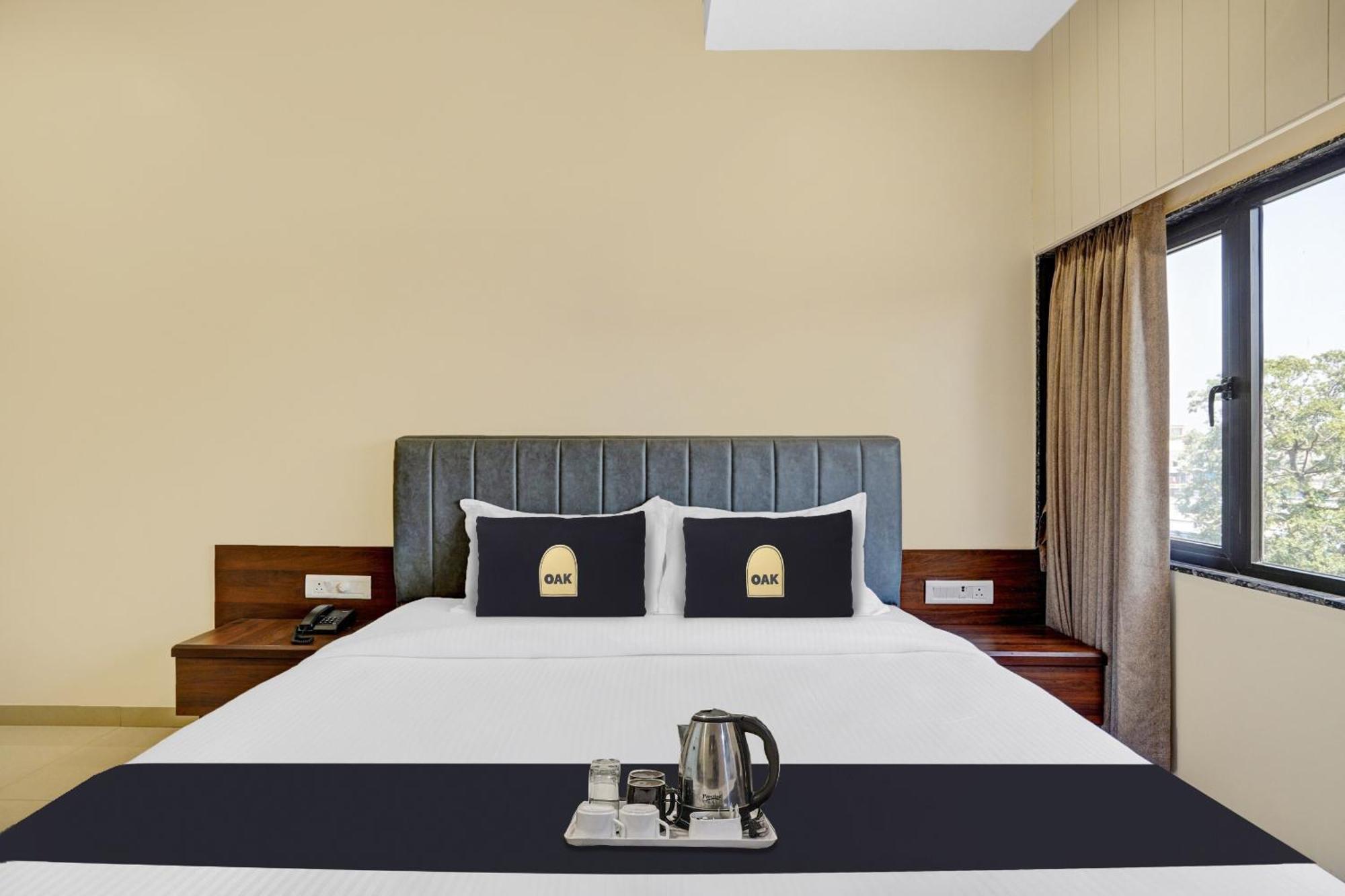 Clubhouse Hotel Raajpath Vadodara Eksteriør billede