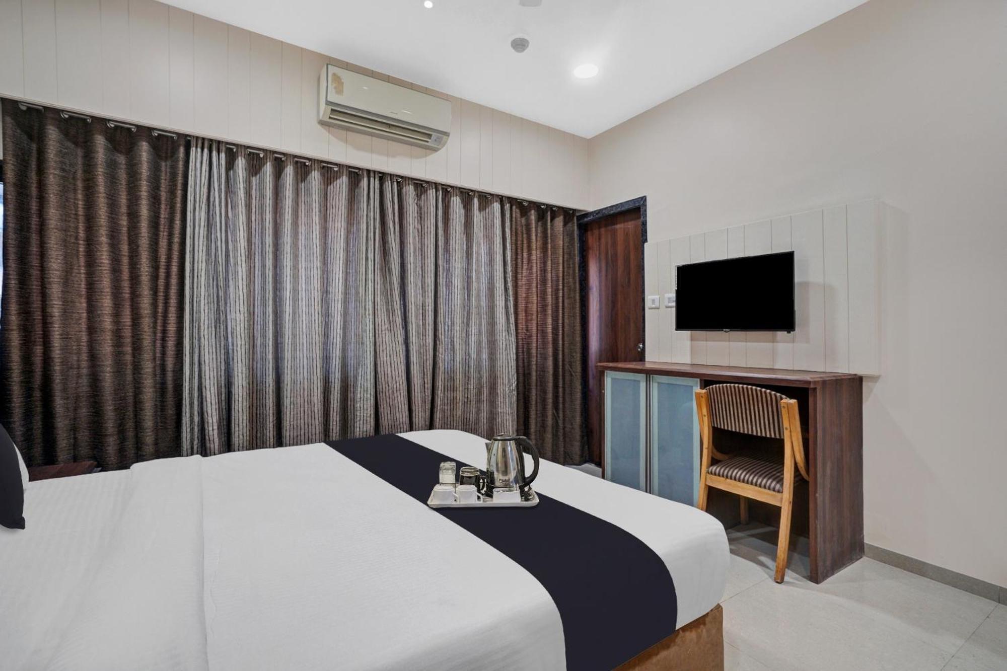 Clubhouse Hotel Raajpath Vadodara Eksteriør billede