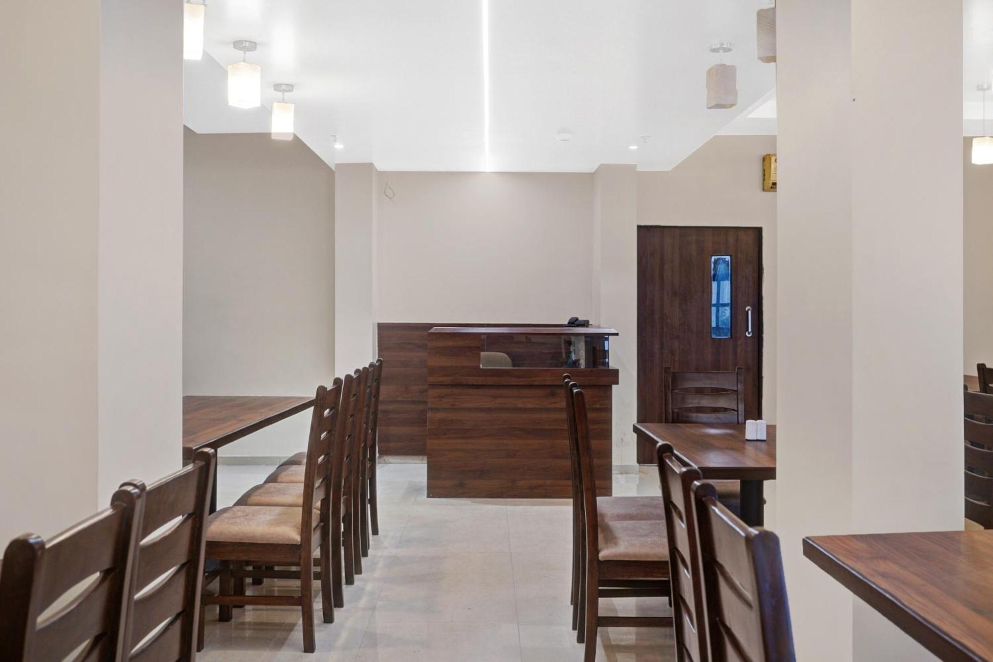Clubhouse Hotel Raajpath Vadodara Eksteriør billede