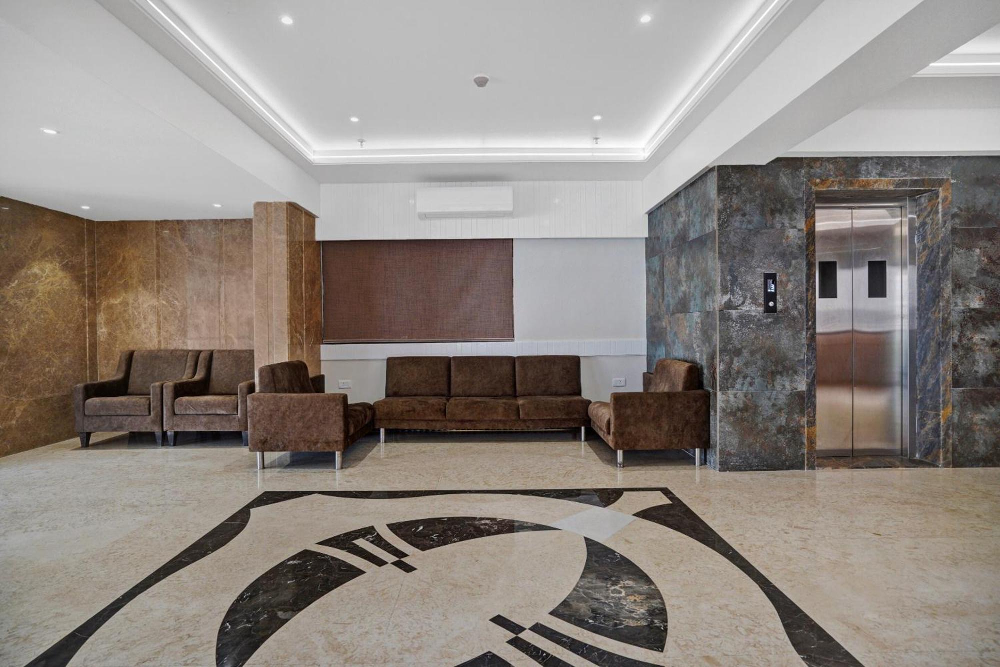 Clubhouse Hotel Raajpath Vadodara Eksteriør billede