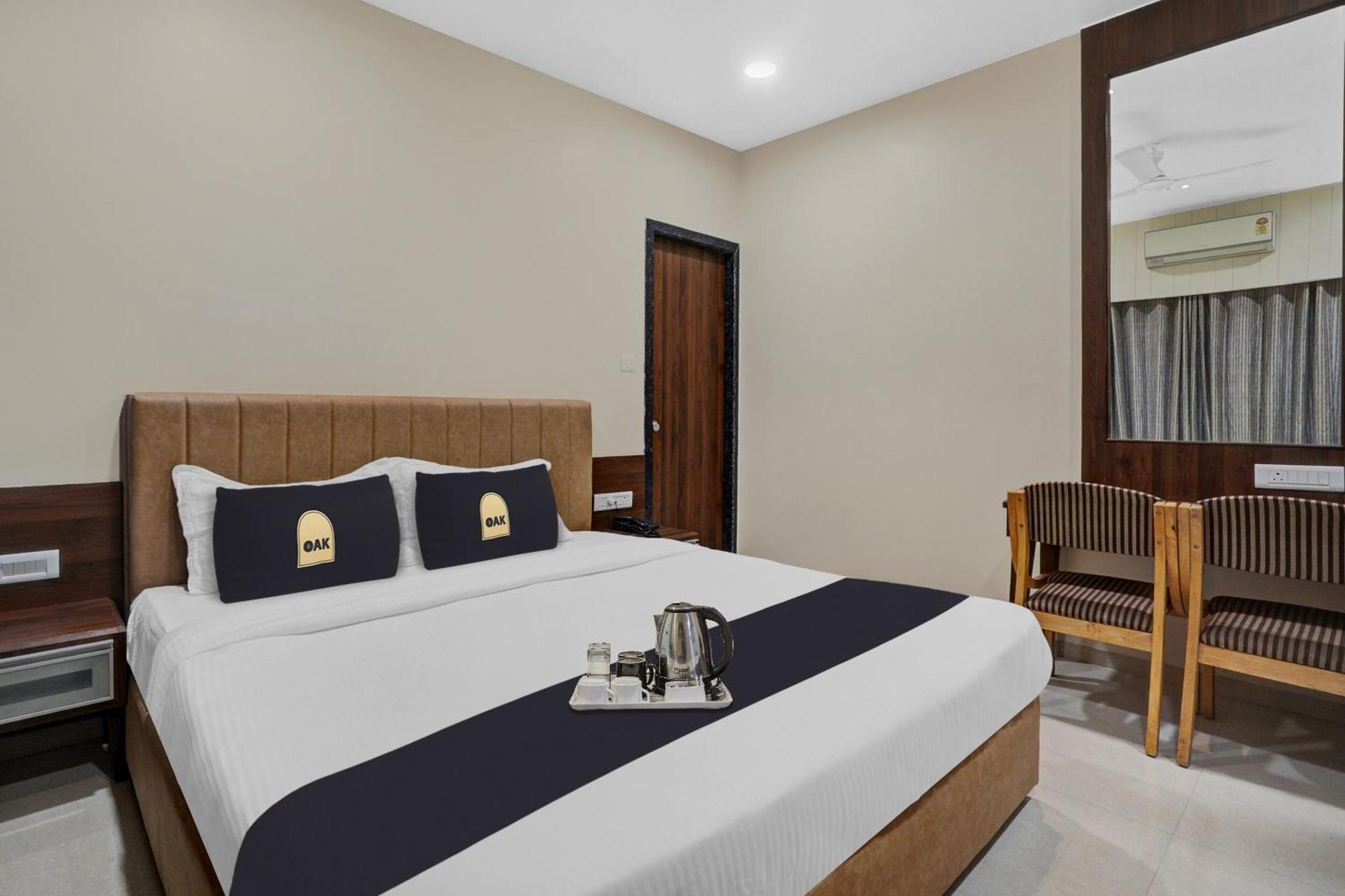 Clubhouse Hotel Raajpath Vadodara Eksteriør billede