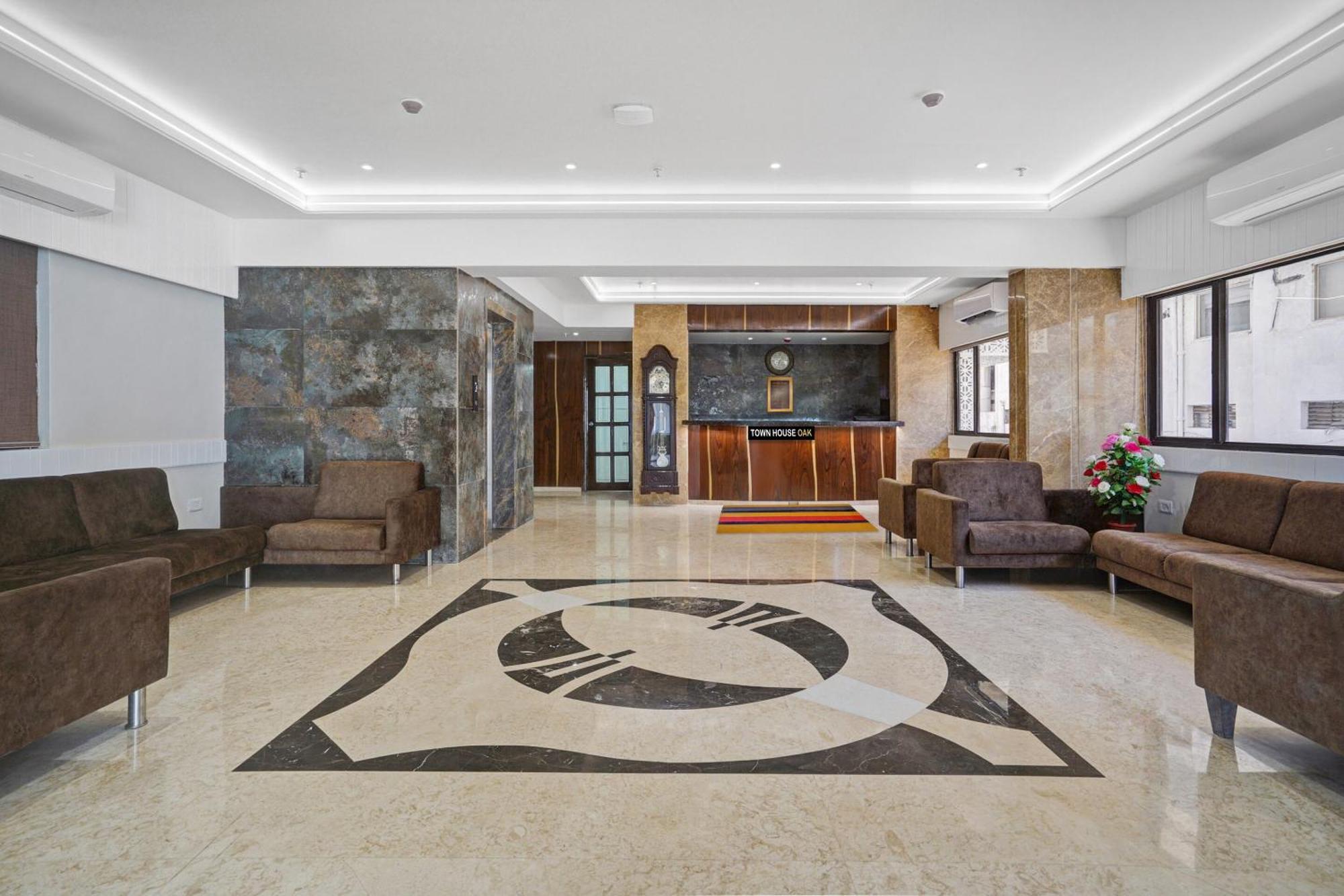 Clubhouse Hotel Raajpath Vadodara Eksteriør billede