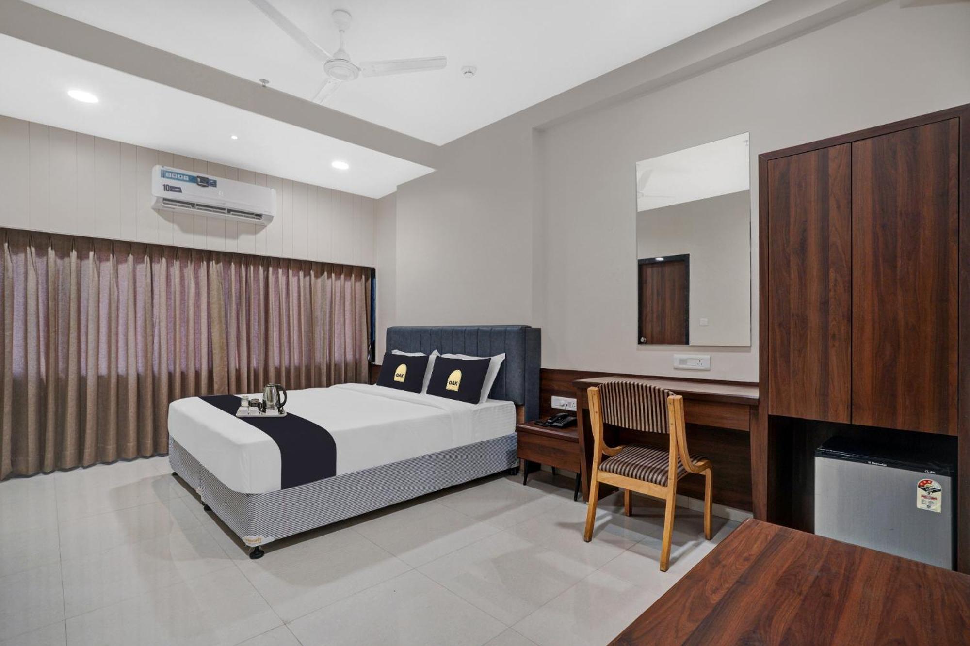 Clubhouse Hotel Raajpath Vadodara Eksteriør billede