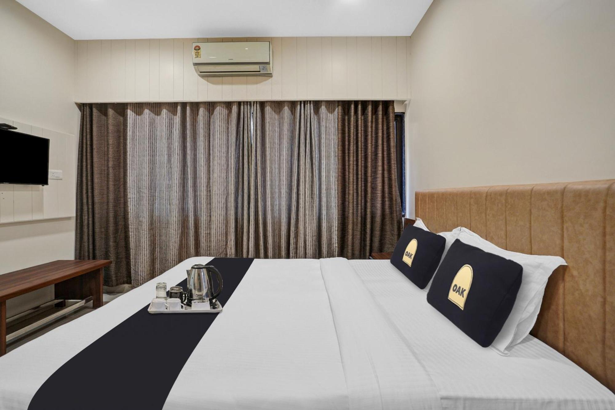 Clubhouse Hotel Raajpath Vadodara Eksteriør billede