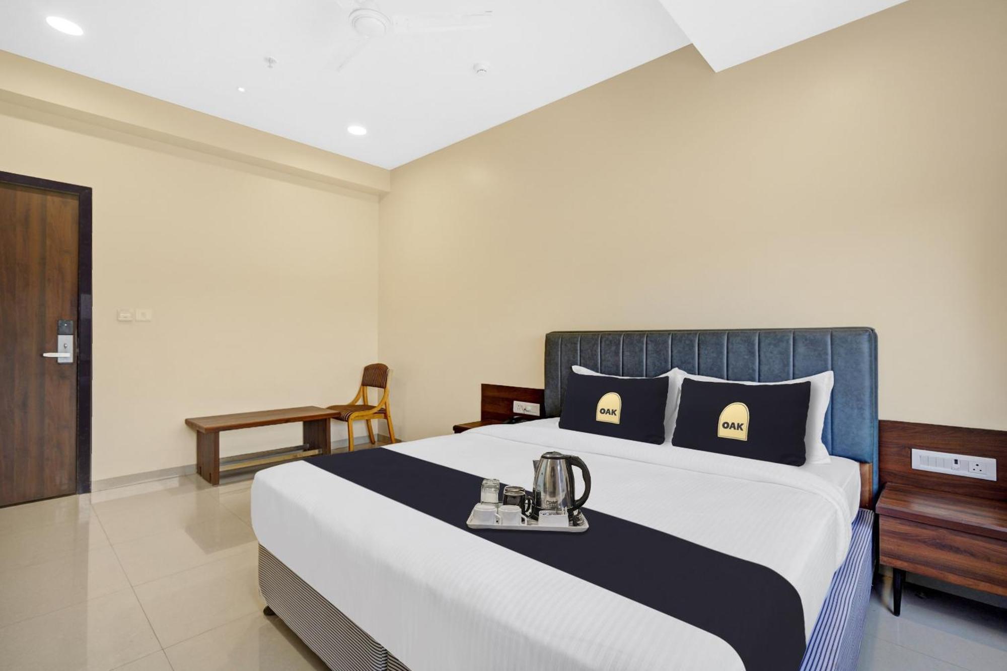 Clubhouse Hotel Raajpath Vadodara Eksteriør billede