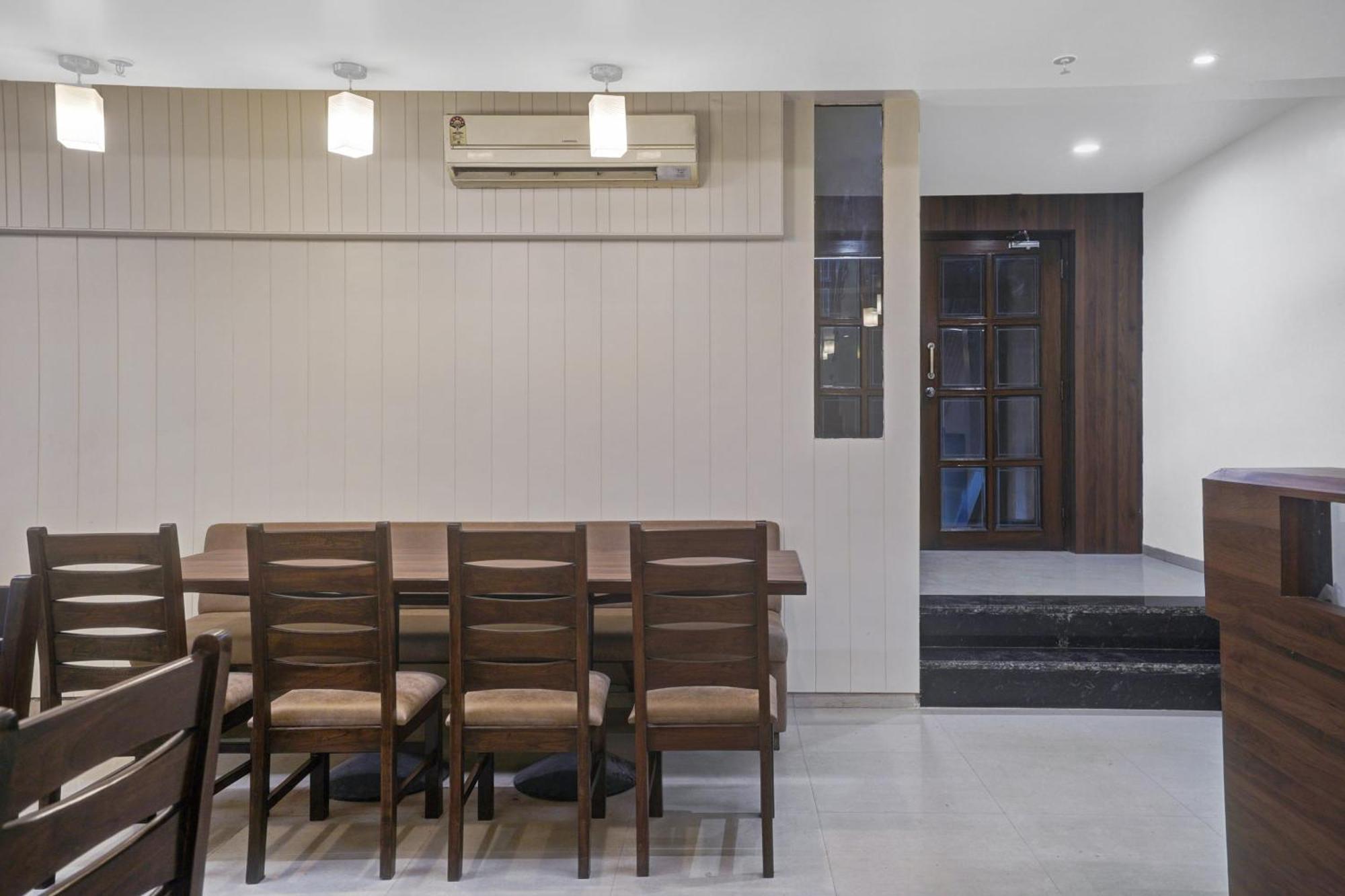 Clubhouse Hotel Raajpath Vadodara Eksteriør billede