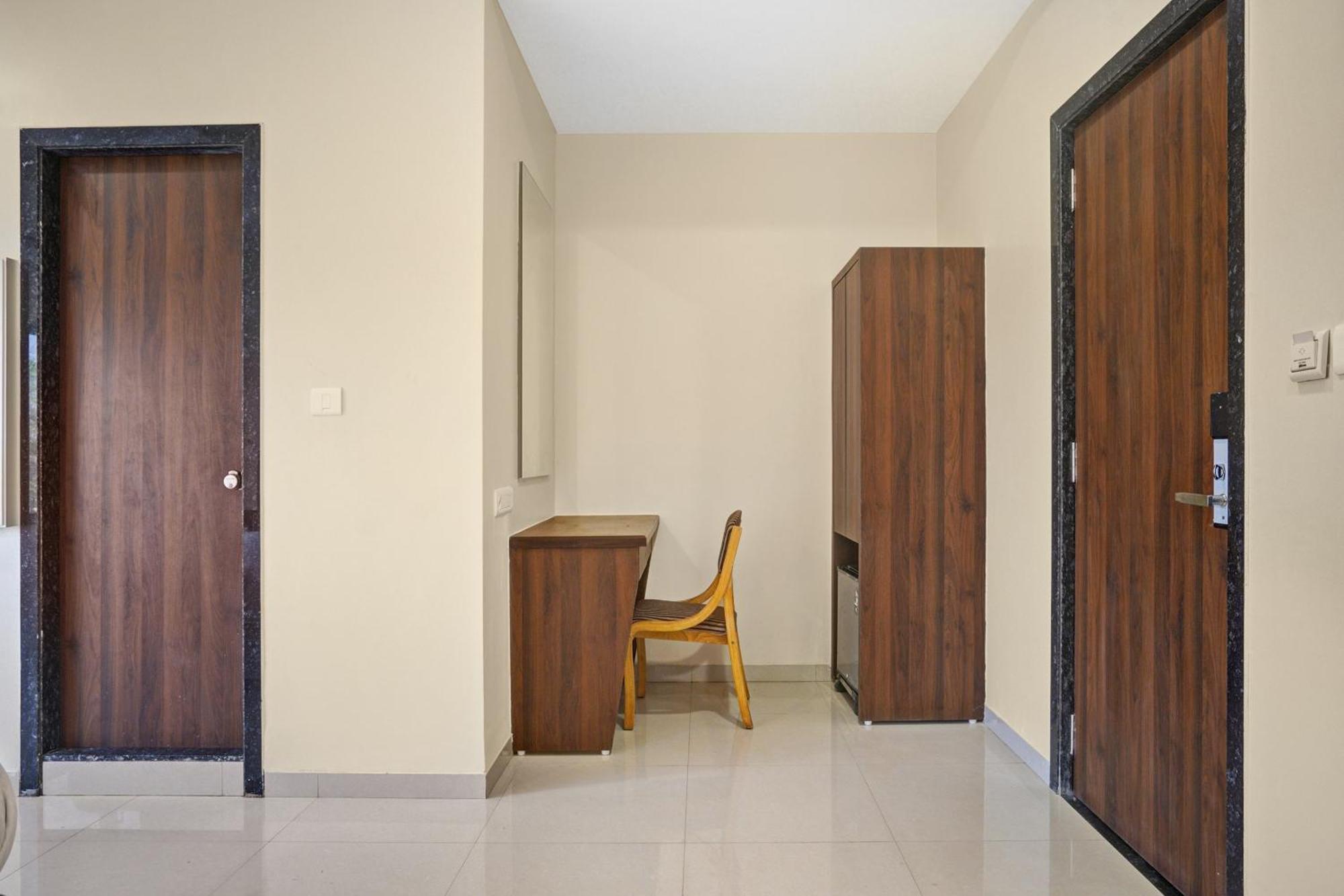 Clubhouse Hotel Raajpath Vadodara Eksteriør billede