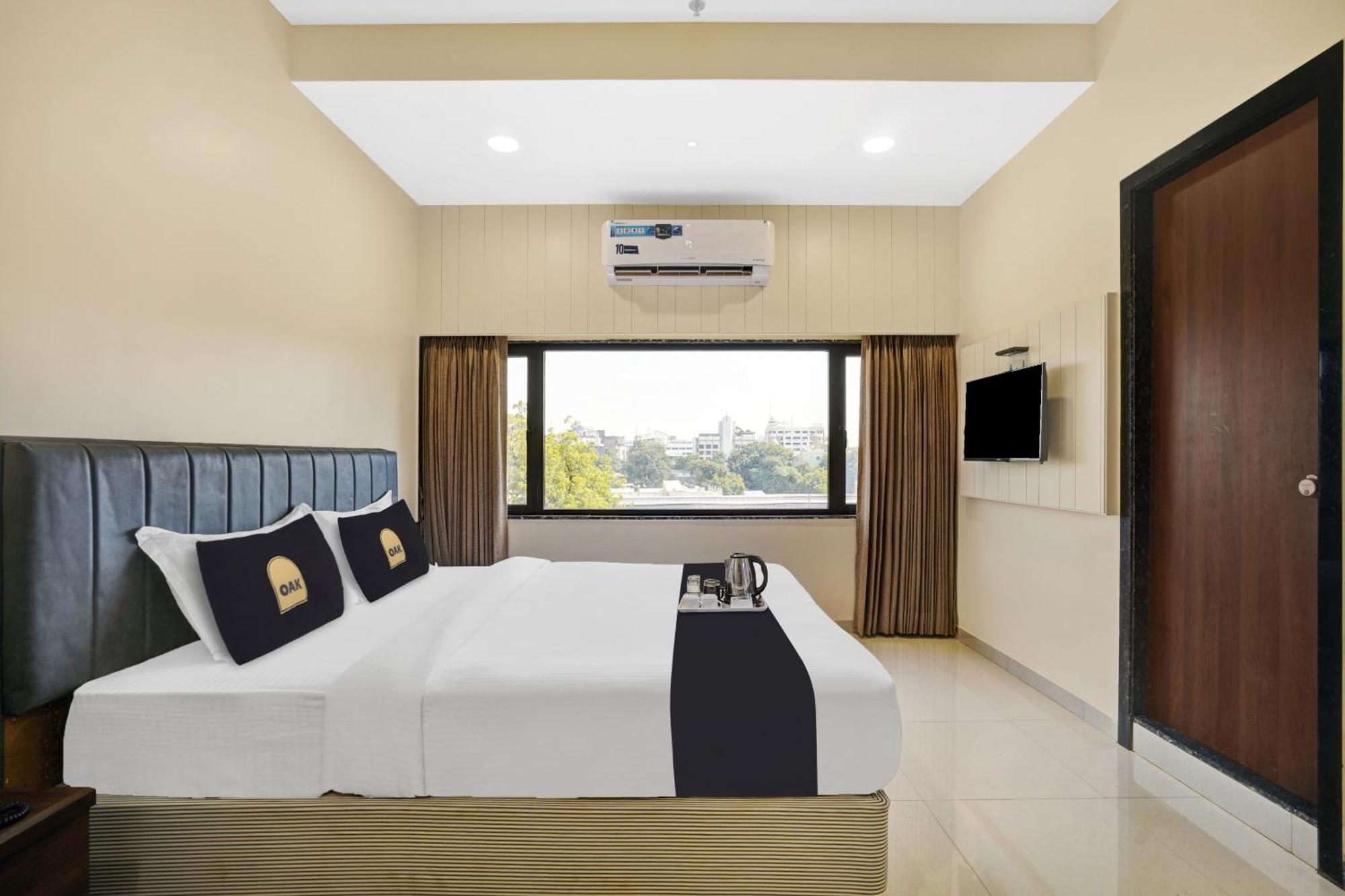 Clubhouse Hotel Raajpath Vadodara Eksteriør billede