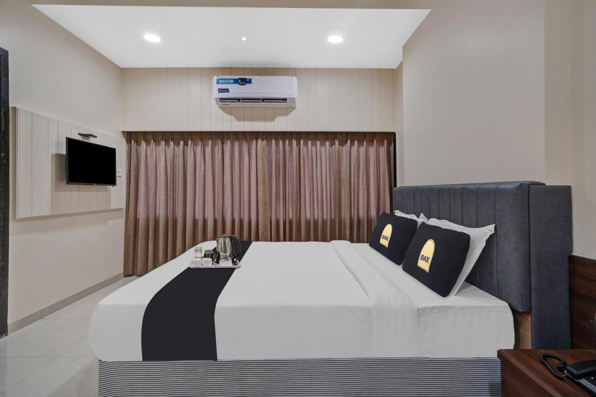 Clubhouse Hotel Raajpath Vadodara Eksteriør billede