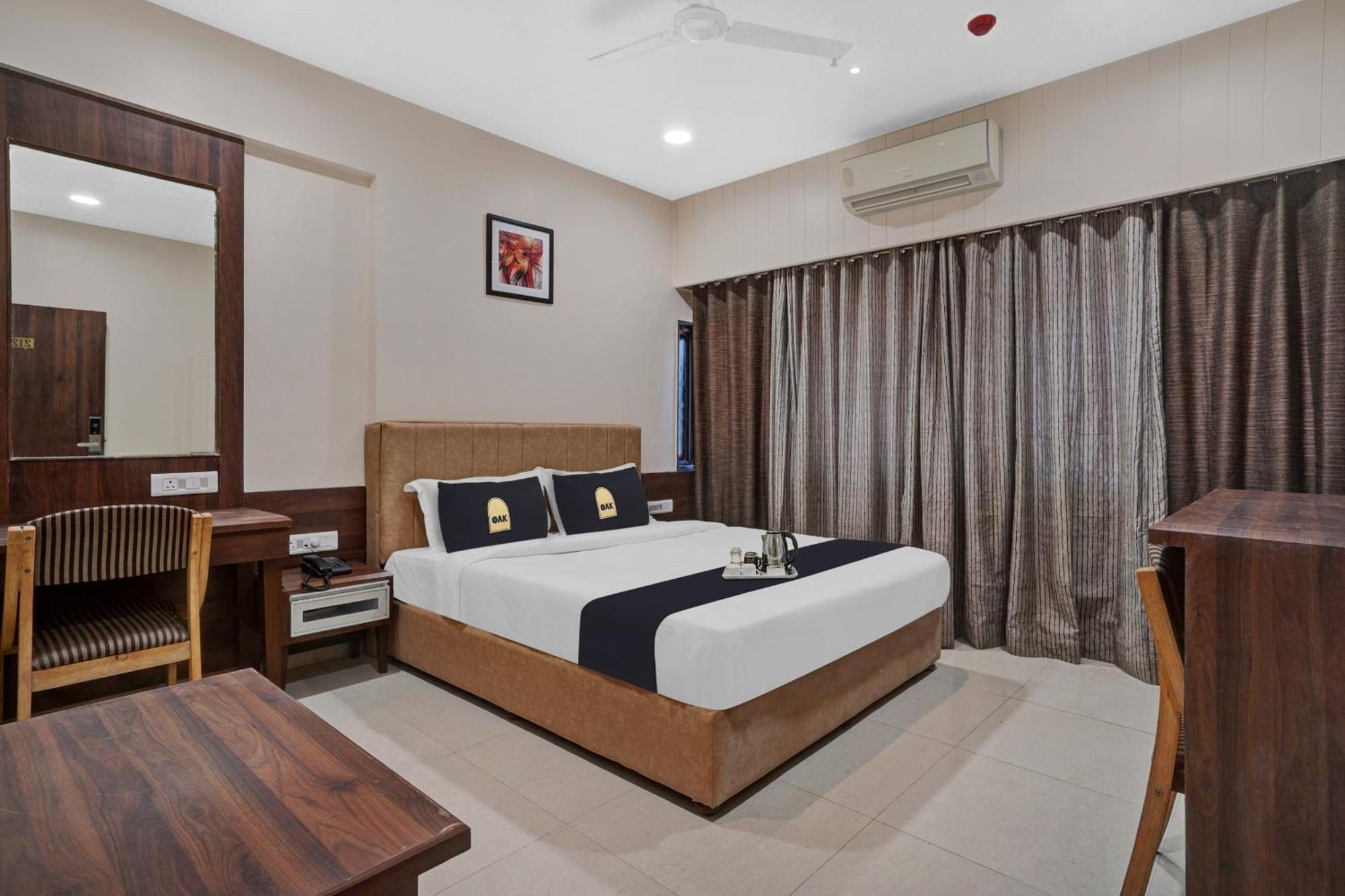 Clubhouse Hotel Raajpath Vadodara Eksteriør billede