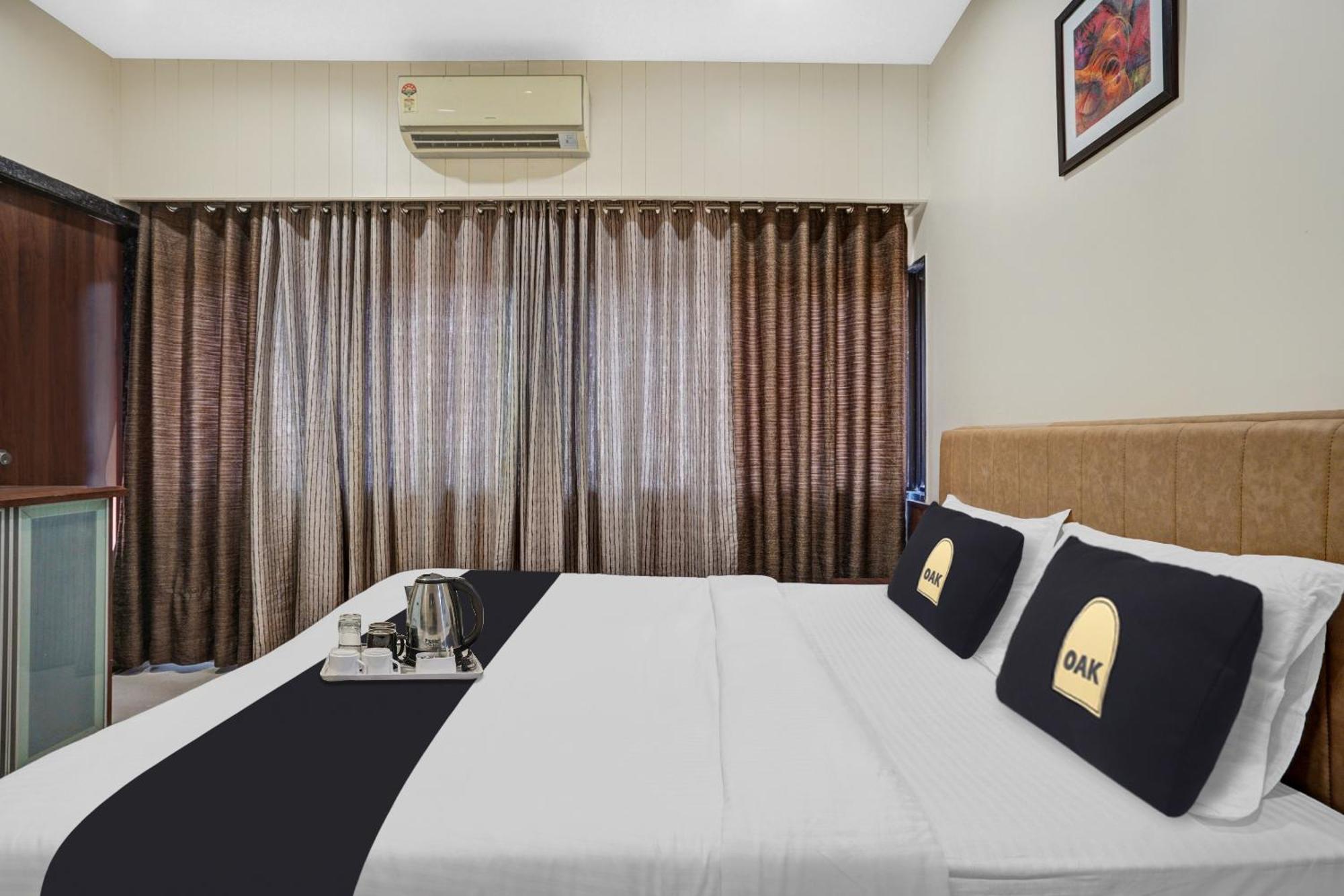 Clubhouse Hotel Raajpath Vadodara Eksteriør billede