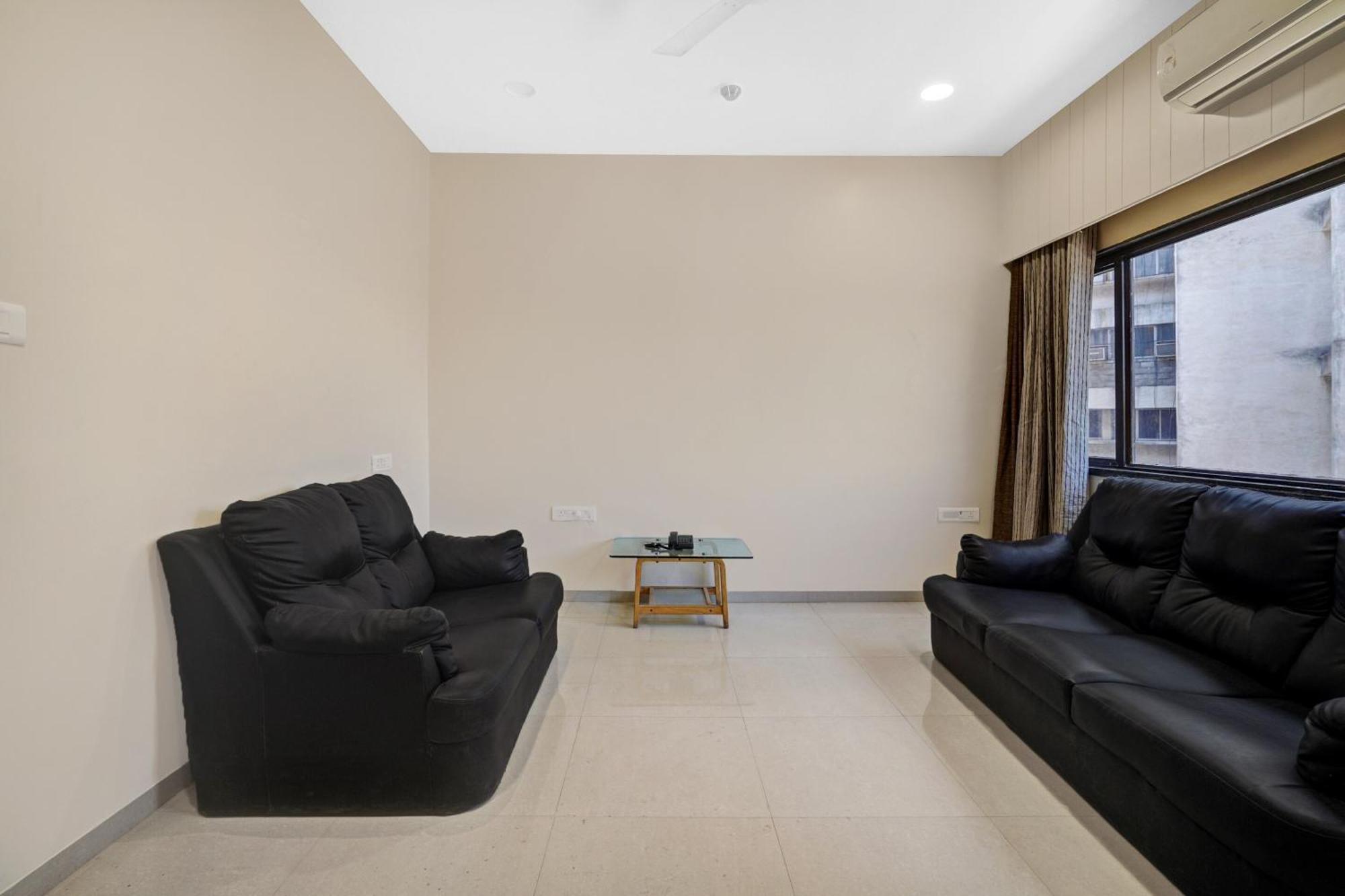 Clubhouse Hotel Raajpath Vadodara Eksteriør billede