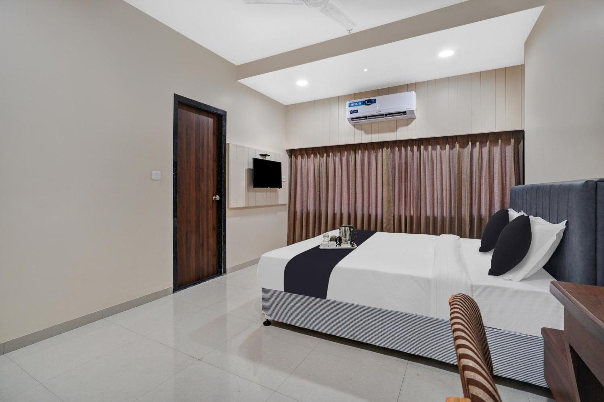 Clubhouse Hotel Raajpath Vadodara Eksteriør billede