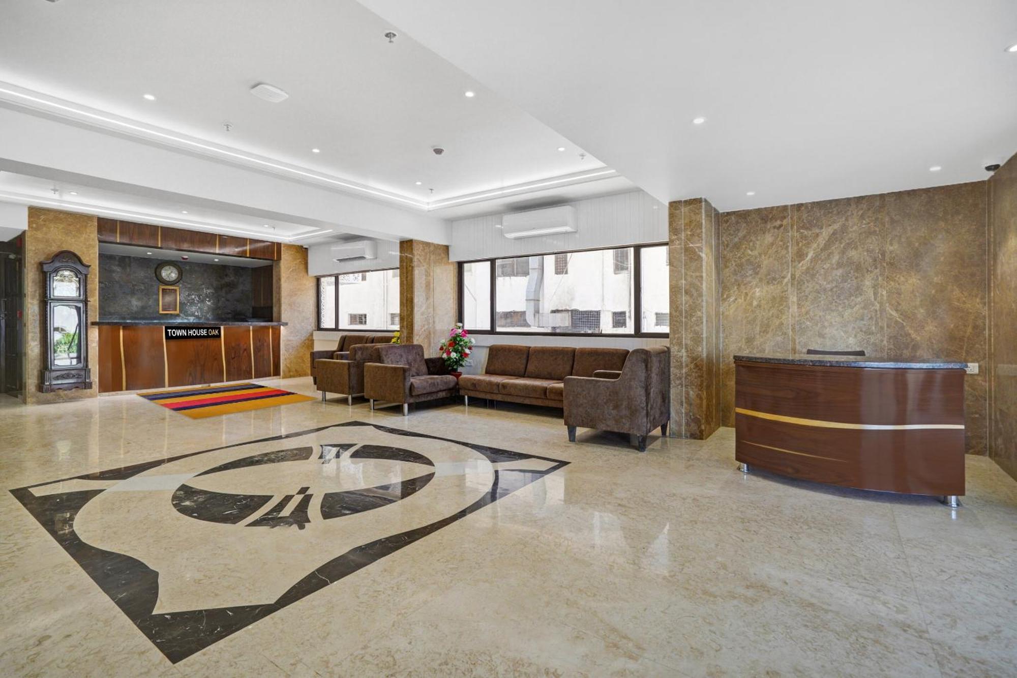 Clubhouse Hotel Raajpath Vadodara Eksteriør billede