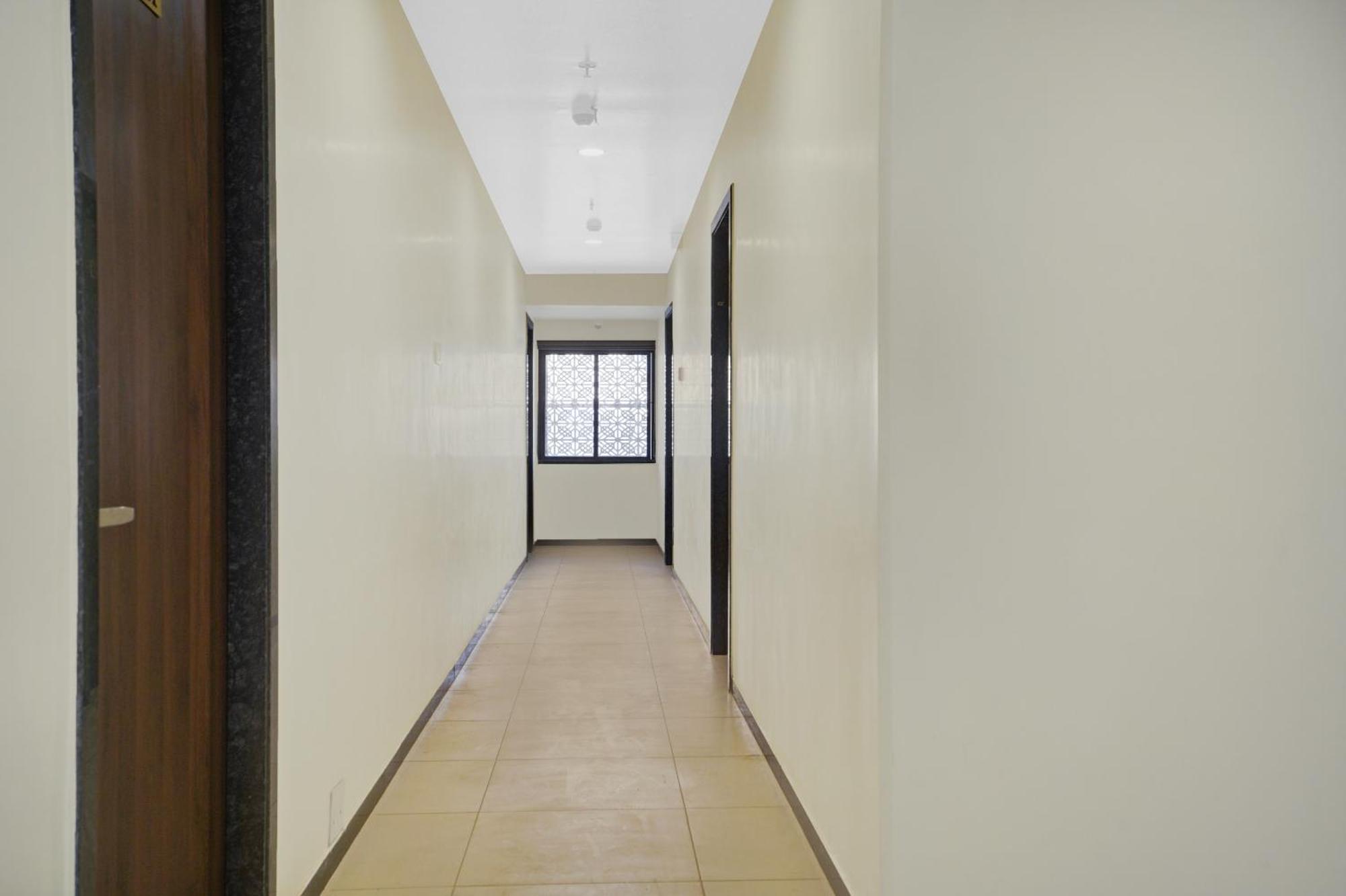 Clubhouse Hotel Raajpath Vadodara Eksteriør billede