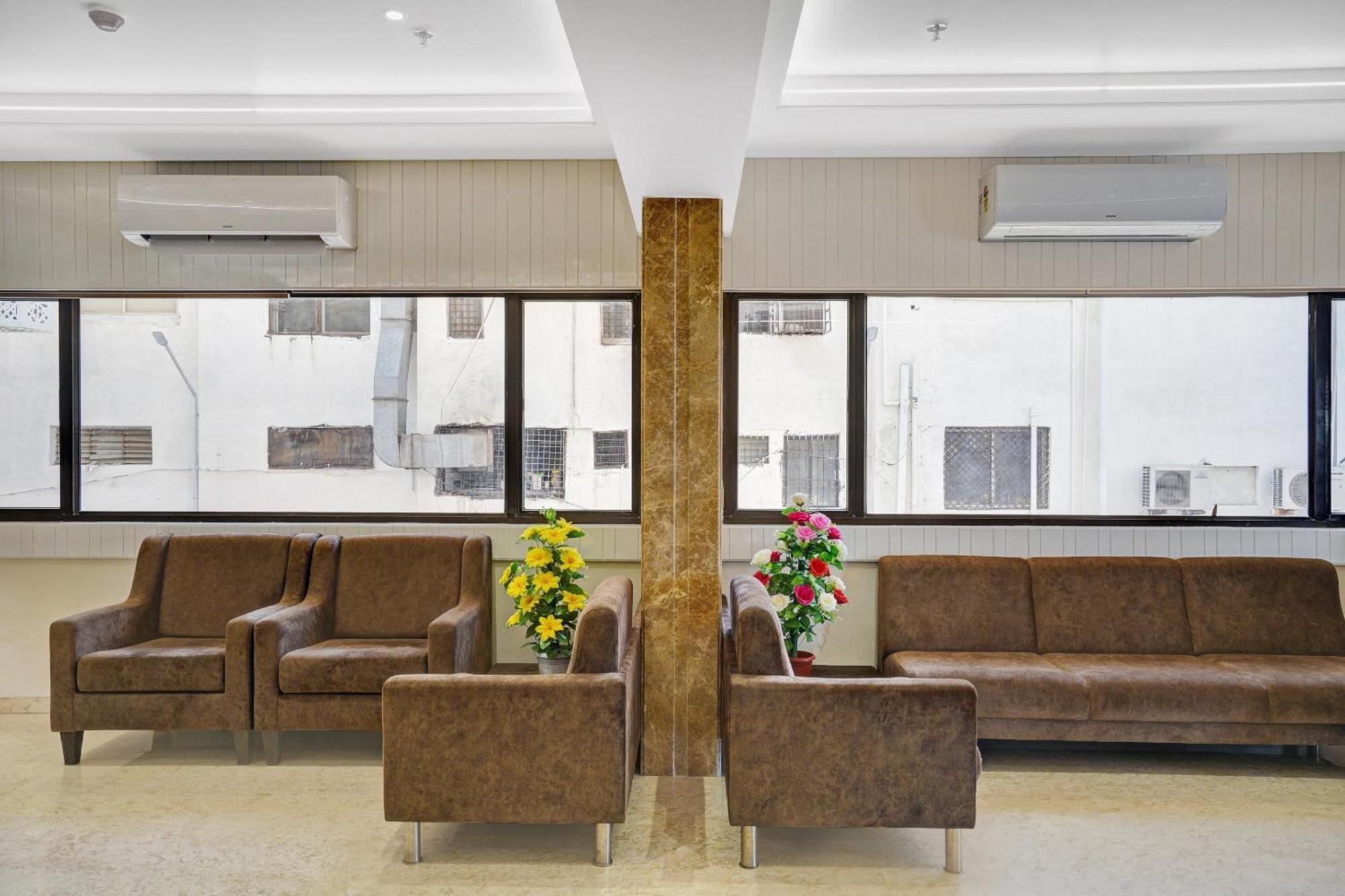 Clubhouse Hotel Raajpath Vadodara Eksteriør billede