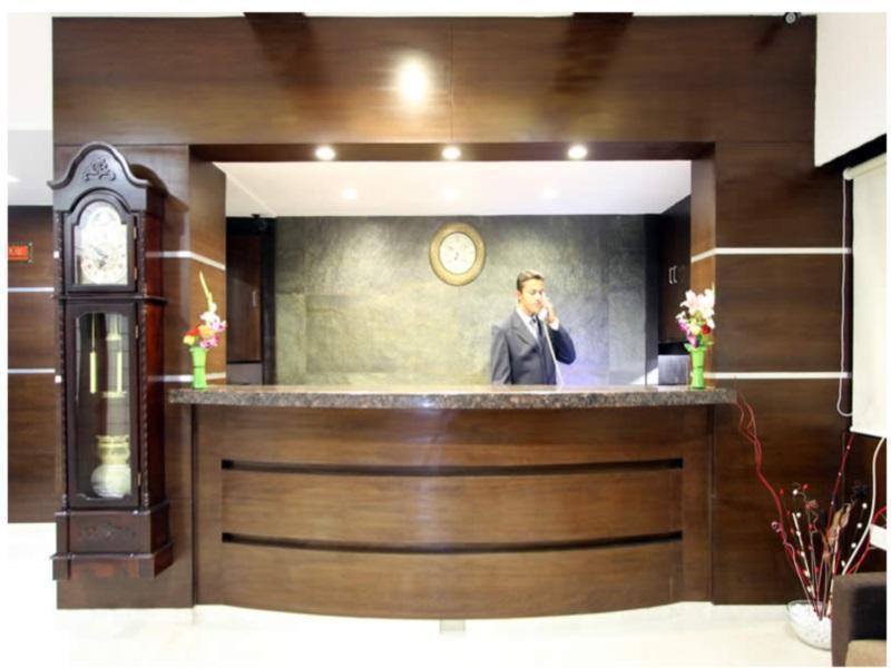 Clubhouse Hotel Raajpath Vadodara Eksteriør billede