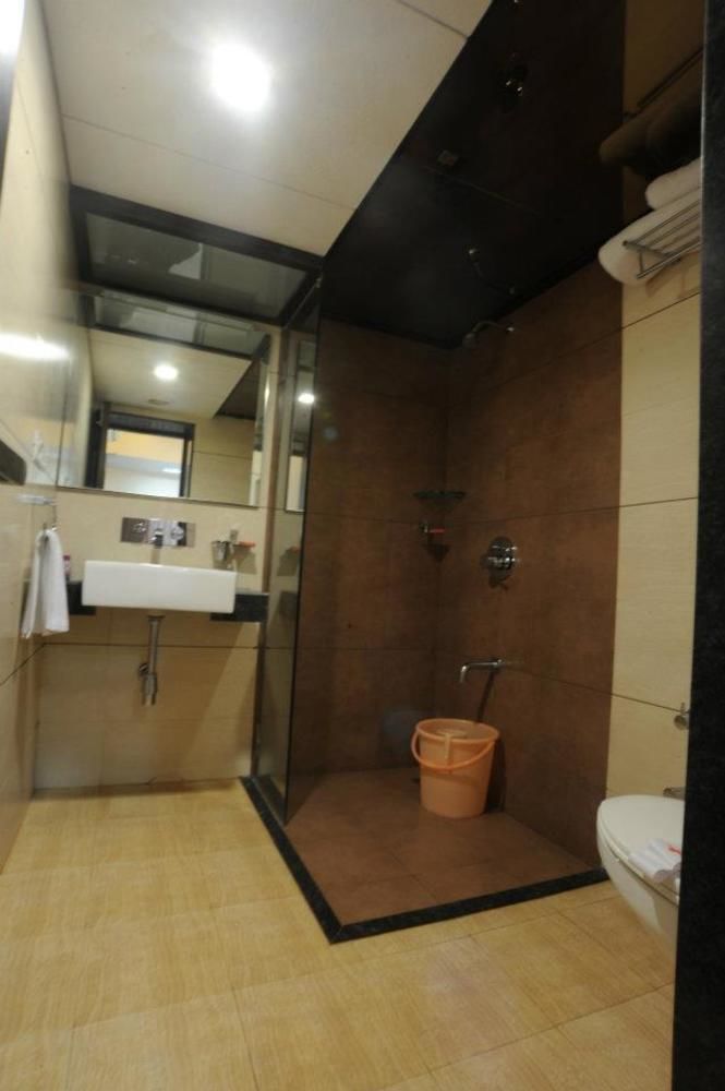 Clubhouse Hotel Raajpath Vadodara Eksteriør billede