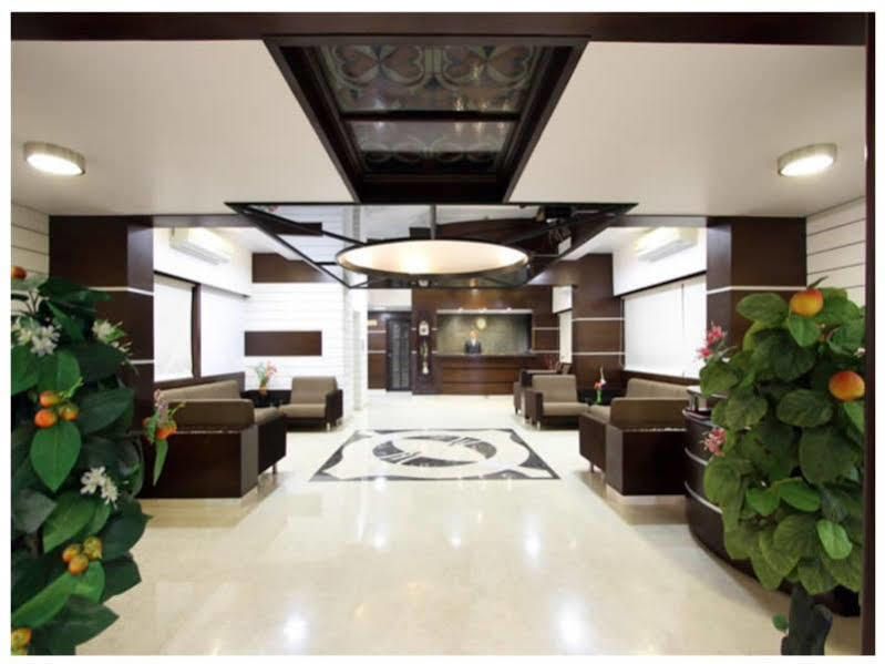 Clubhouse Hotel Raajpath Vadodara Eksteriør billede